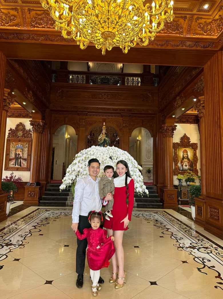 Cô liên tục khoe đường cong cơ thể qua những bộ cánh cắt xẻ táo bạo.