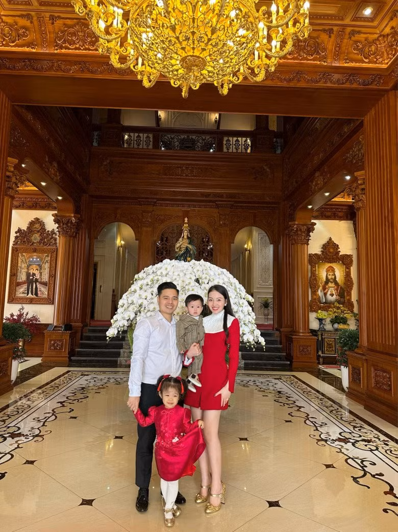 Cô liên tục khoe đường cong cơ thể qua những bộ cánh cắt xẻ táo bạo.