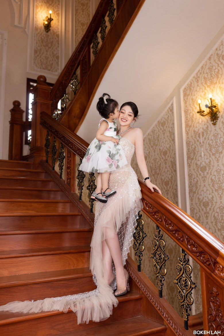 Sau 4 năm nổi tiếng, cuộc sống hiện tại của cô dâu này vẫn khiến nhiều người tò mò, đặc biệt cuộc sống xa hoa của cô vẫn luôn được bàn tán.