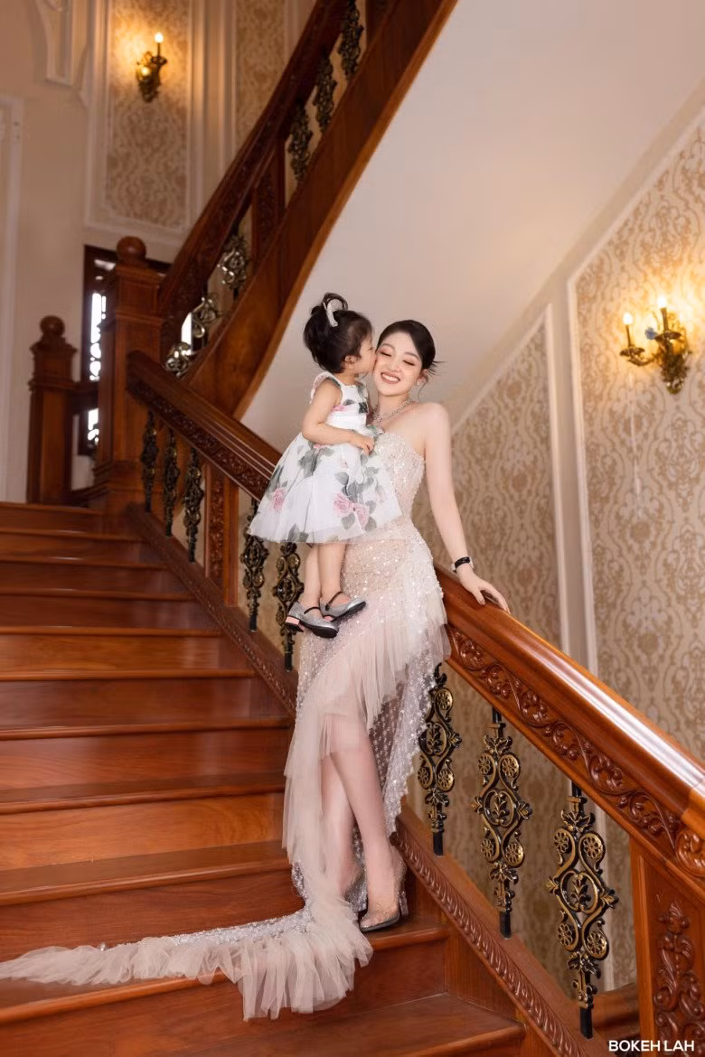 Sau 4 năm nổi tiếng, cuộc sống hiện tại của cô dâu này vẫn khiến nhiều người tò mò, đặc biệt cuộc sống xa hoa của cô vẫn luôn được bàn tán.