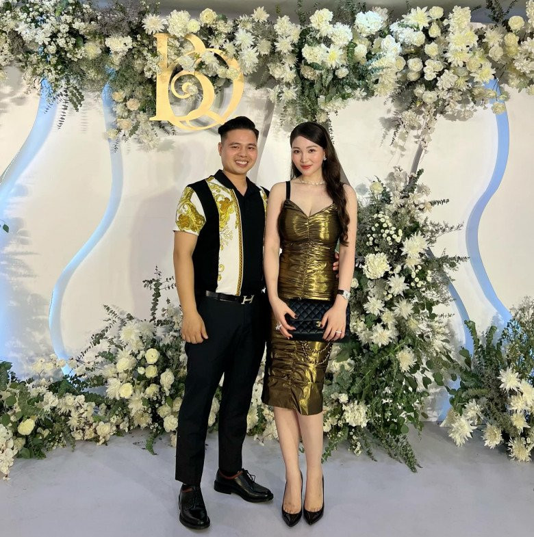 Từ khi nổi tiếng mọi nhất cử nhất động của vợ chồng "cô dâu 200 cây vàng" Nam Định đều được cư dân mạng cập nhật.