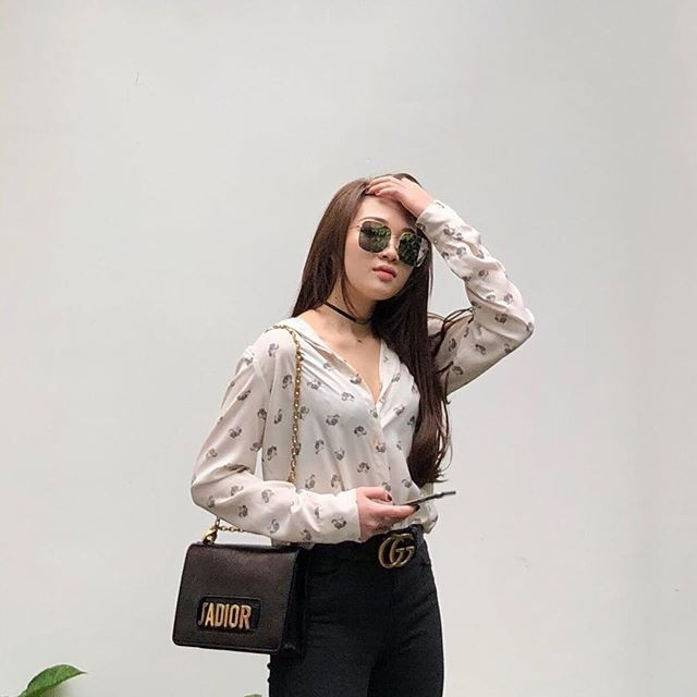 Bên dưới phần bình luận, phần đông các ý kiến đều dành sự xuýt xoa không ngớt cho phong cách ăn mặc sang chảnh của cặp mẹ con.