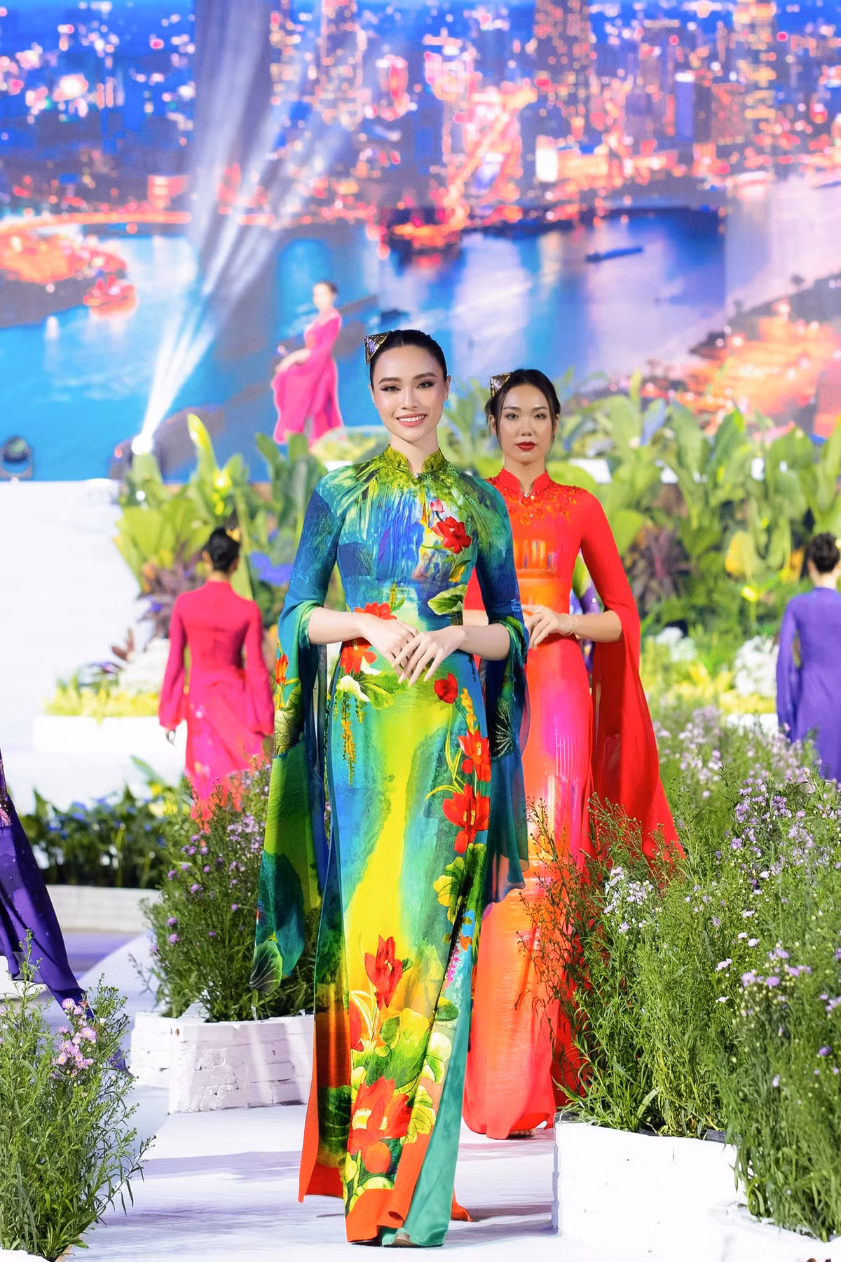 Được biết, tham gia Lễ hội áo dài TPHCM năm nay, bên cạnh vai trò nhà thiết kế, Đỗ Trịnh Hoài Nam còn đảm nhận trọng trách làm Đại sứ thúc đẩy quảng bá áo dài và du lịch TPHCM ra thế giới.