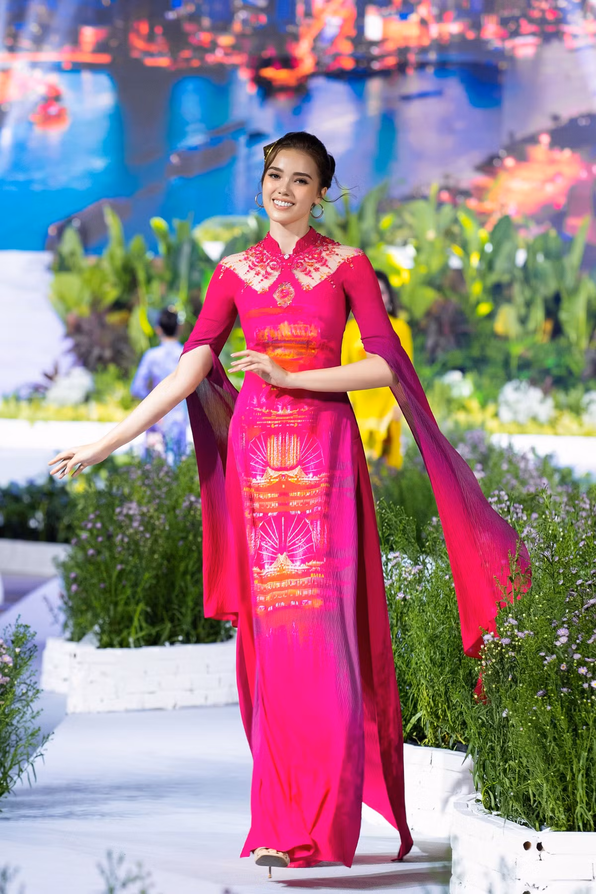 Các thiết kế Ngọc Viễn Đông của Đỗ Trịnh Hoài Nam được thực hiện theo chủ đề quảng bá Du lịch sông Sài Gòn.