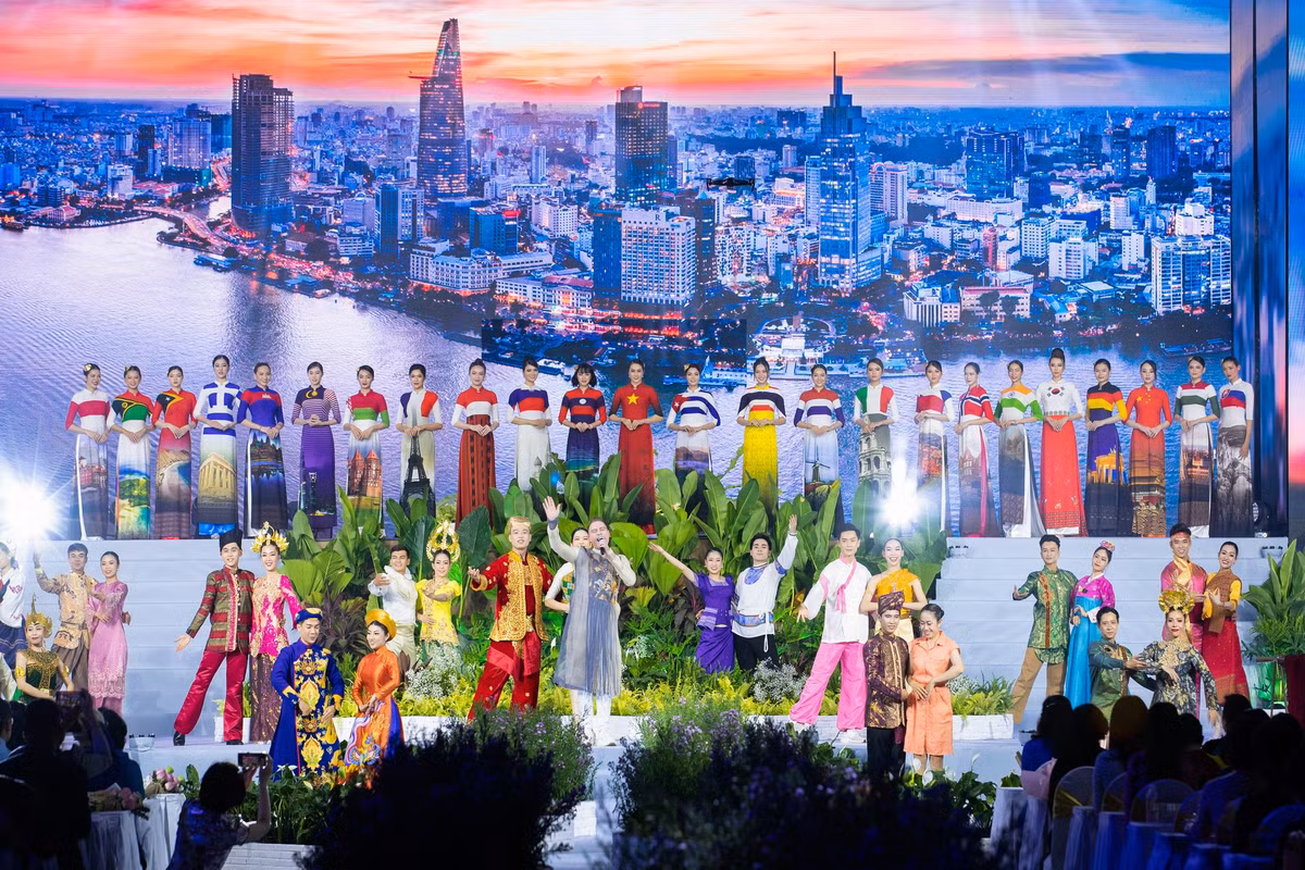 Mới đây những hình ảnh trong đêm khai mạc Lễ hội Áo dài TPHCM 2023 nhanh chóng thu hút sự chú ý của cư dân mạng, đặc biệt là các bạn trẻ. Điểm nhấn của lễ hội là BST áo dài của NTK Đỗ Trịnh Hoài Nam nhằm quảng du lịch trên sông Sài Gòn đến với đông đảo bạn bè trong nước và quốc tế.