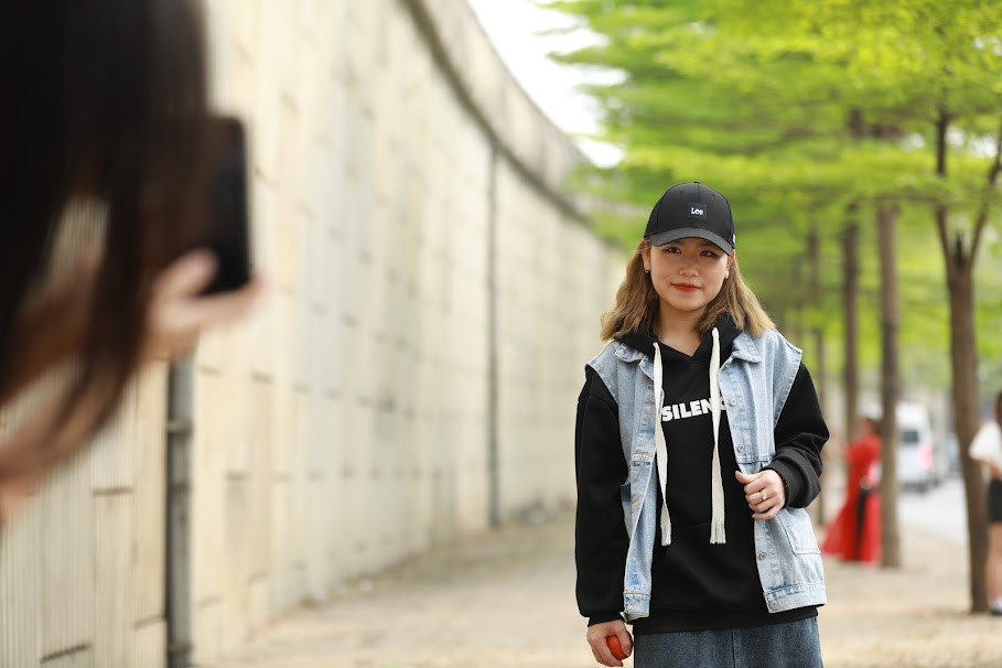 Vẻ đẹp thơ mộng được tạo nên từ những tán lá bàng xanh non mơn mởn tạo nên sự thu hút ở thời điểm giao mùa xuân hạ.