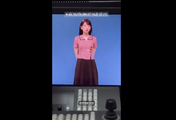 Mới đây đoạn clip ghi lại khoảnh khắc Lê Bống học làm MC gây chú ý. Không còn những chiếc áo croptop khoe "gò bồng đảo" trứ danh, Lê Bống kín đáo với thời trang công sở, kín cổng cao tường.