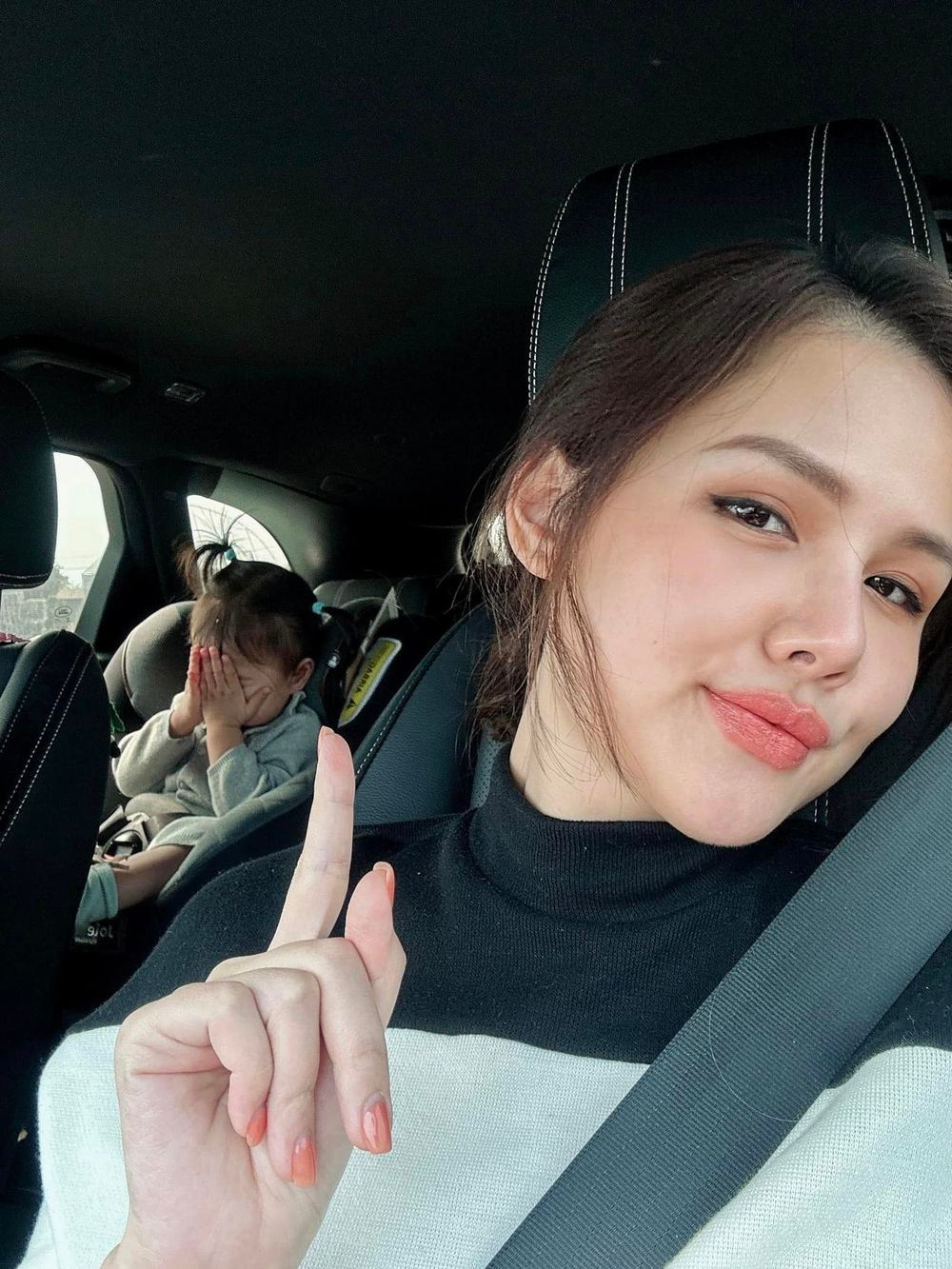 Thả dáng trong bộ cánh bồng bềnh, hot girl một thời nhận nhiều lời khen bởi nhan sắc nền nã, đoan trang.