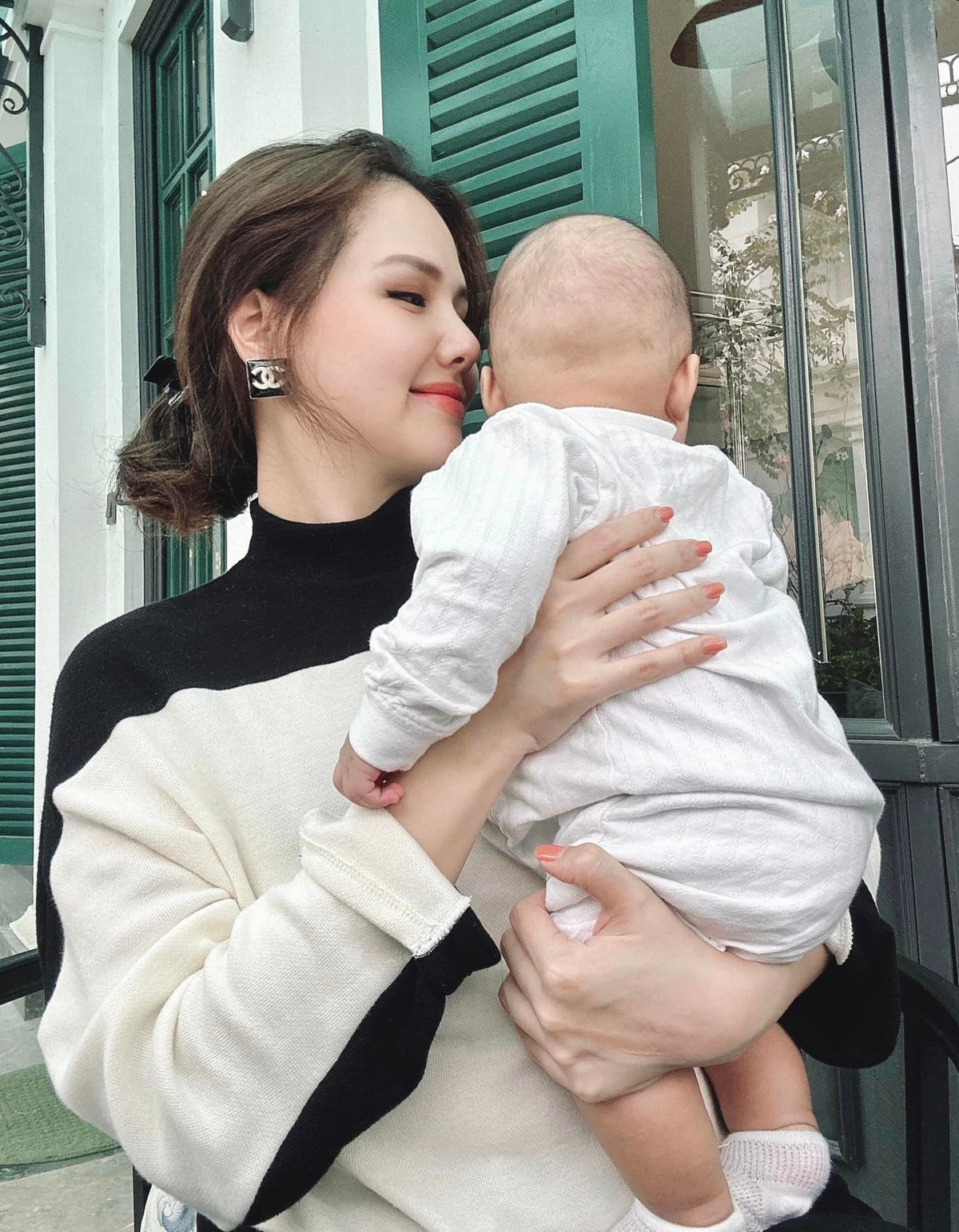 Dù đầu bù tóc rối với 2 con nhỏ, mỹ nhân sinh năm 1990 vẫn khiến dân tình xao xuyến trước nhan sắc đằm thắm, ngọt ngào.