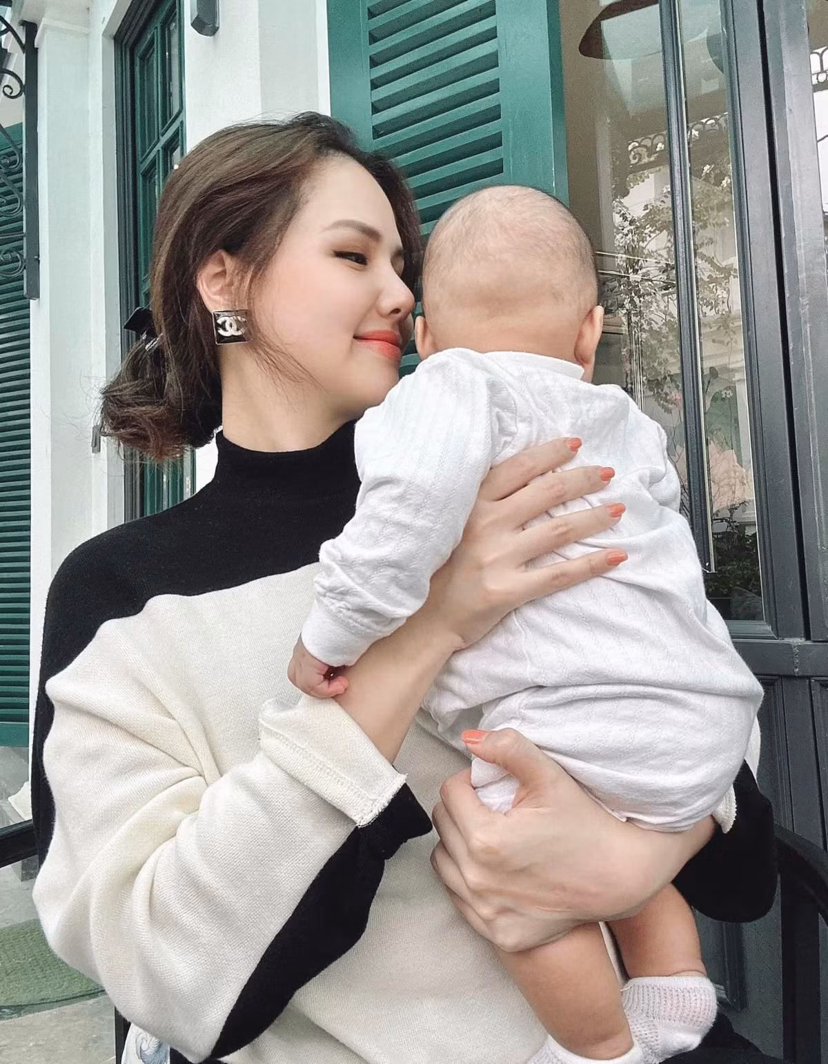 Dù đầu bù tóc rối với 2 con nhỏ, mỹ nhân sinh năm 1990 vẫn khiến dân tình xao xuyến trước nhan sắc đằm thắm, ngọt ngào.