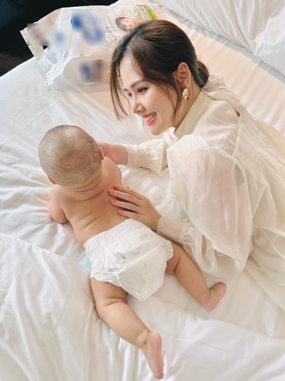 Mới đây Phanh Lee chia sẻ lên trang cá nhân những khung hình đời thường của mình khi chăm quý tử mới chào đời.