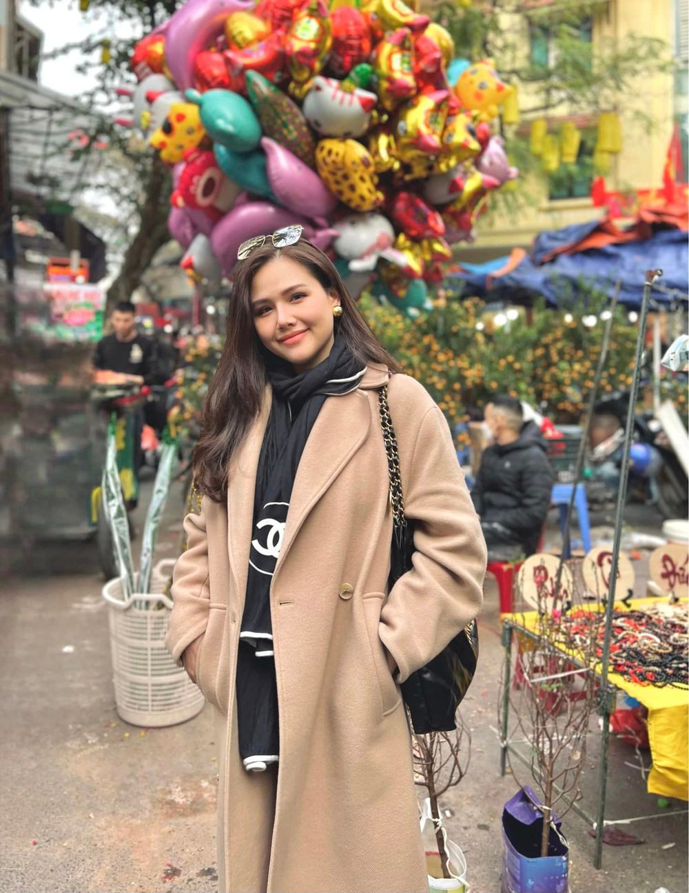 Tháng 11, người đẹp hạ sinh con trai trong sự vui mừng, chúc phúc của những người thân trong gia đình và khán giả.