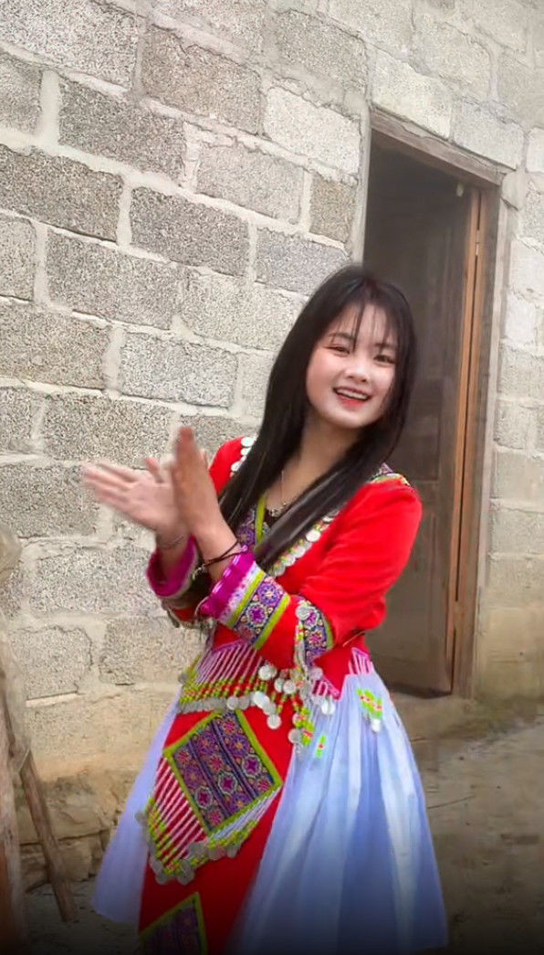 Xuất hiện với vẻ ngoài đúng với hình ảnh trước đây, cô bé dân tộc nhận được sự ủng hộ của nhiều người.