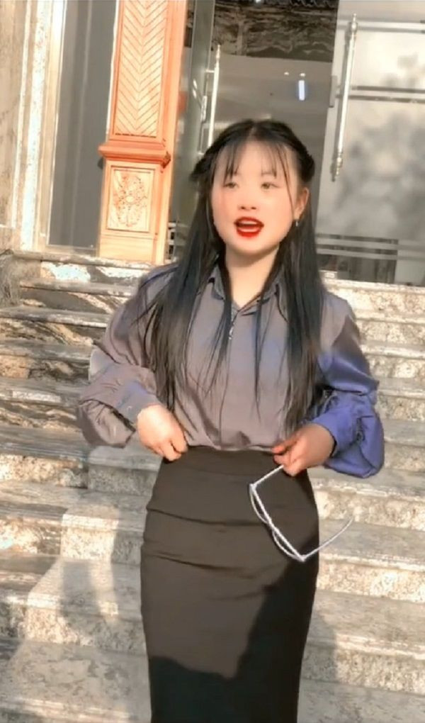 Từ cô bé người Mông mặc trang phục dân tộc giản dị bán hoa trên dốc Thẩm Mã, giờ em sành điệu hơn nhiều.