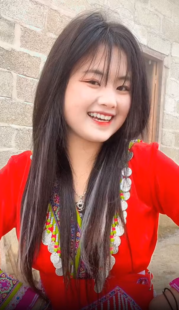 Trong loạt clip mới nhất do chính hot girl dân tộc đăng tải, cô bé vẫn chăm chỉ hoạt động trên MXH và liên tục cập nhật cuộc sống quanh núi rừng.