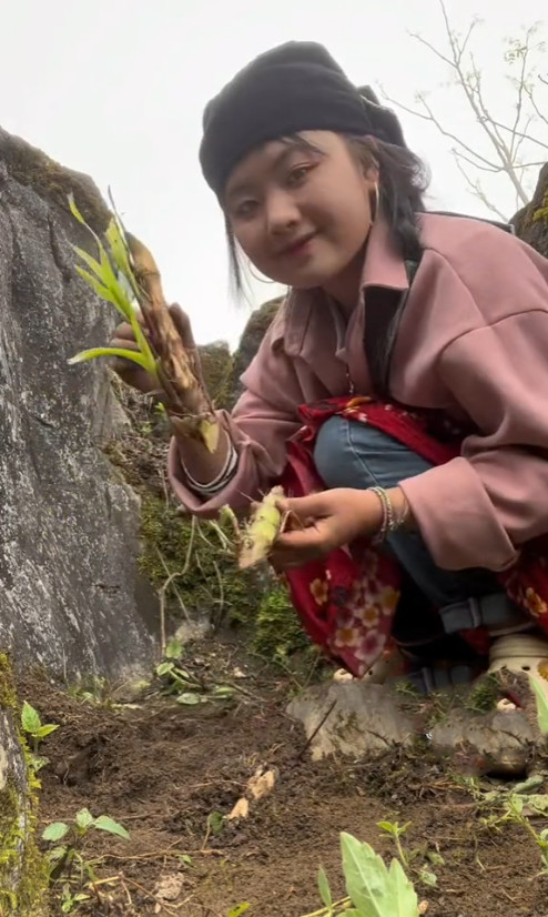 Có lẽ, Mua Thị Dua trông xinh đẹp, rạng rỡ nhất là khi khoác lên mình bộ đồ truyền thống của quê hương.