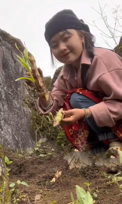 Có lẽ, Mua Thị Dua trông xinh đẹp, rạng rỡ nhất là khi khoác lên mình bộ đồ truyền thống của quê hương.