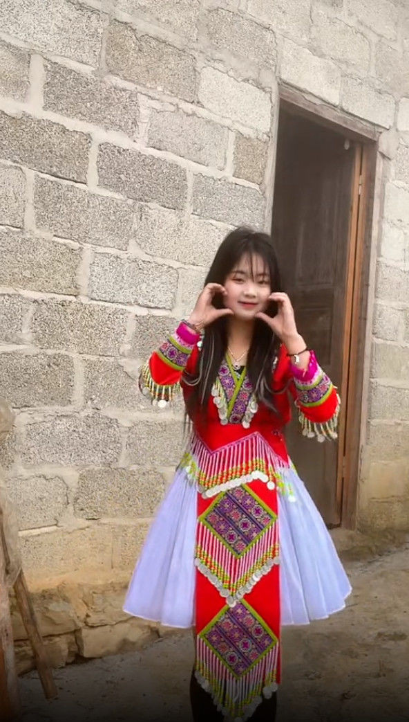 Diện trang phục dân tộc nhún nhảy, Mua Thị Dua trở lại đúng nét hồn nhiên, ngây thơ của trẻ em sinh ra từ vùng cao.