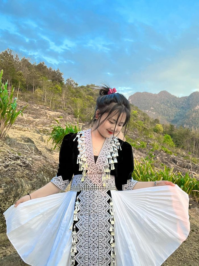 Trước những ý kiến trái chiều của khán giả, Mua Thị Dua chia sẻ: “Dua là một đứa trẻ vùng cao còn nhiều thiếu sót nhưng Dua cũng ước mơ giống mọi người có một tương lai tốt đẹp hơn. Dua cũng mong được ra ngoài và học hỏi nhiều điều ý nghĩa”.