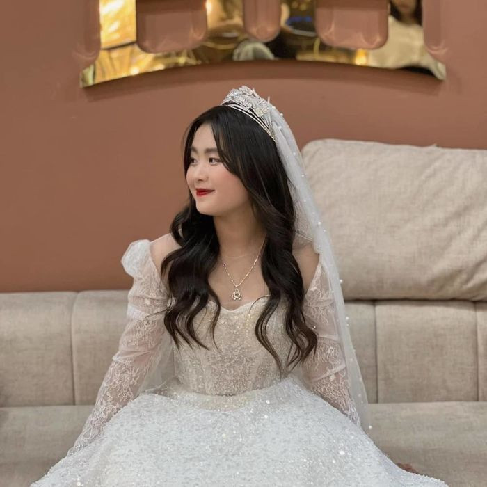 Trong thời gian rời Hà Giang để xuống thành phố làm mẫu ảnh, Mua Thị Dua gần như lột xác về mặt ngoại hình.