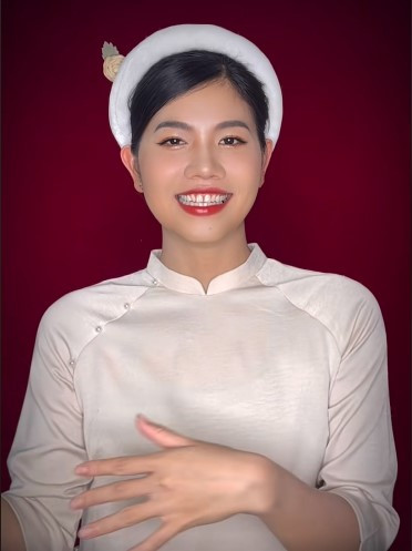 "Kình ngư" người Cần Thơ phút chốc biến thành cô gái đoan trang, thục nữ trong bộ áo dài trắng, đội mấn trắng như phụ nữ Việt thời xưa.