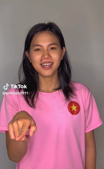 Trên kênh TikTok cá nhân, VĐV bơi lội một thời đăng tải video bắt trend biến hình Thị Mầu đang hot rần rần mạng xã hội.
