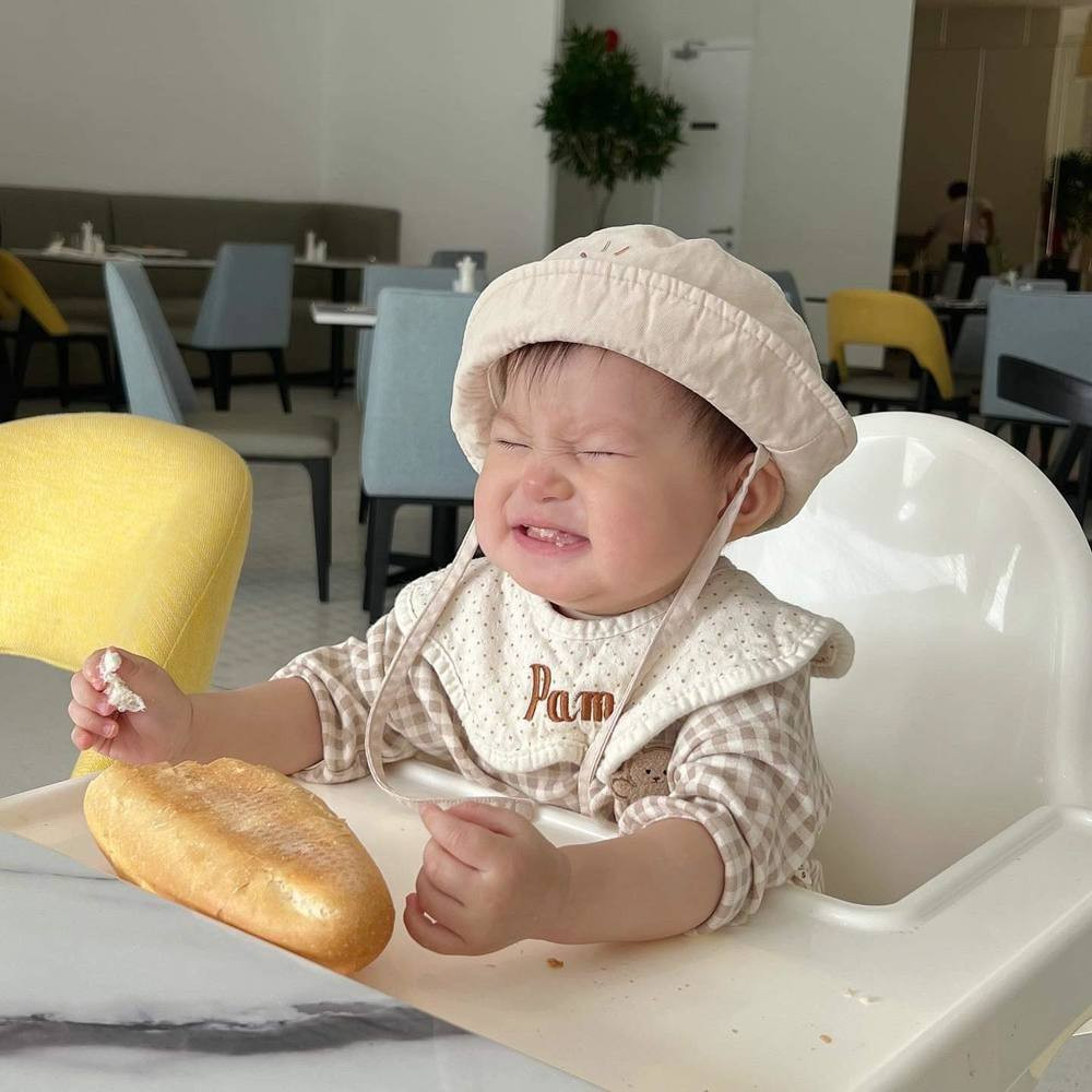 " Idol nhí" hiện tại đang gây bão trên MXH là con gái của hot girl Salim, có tên thường gọi là Pam.