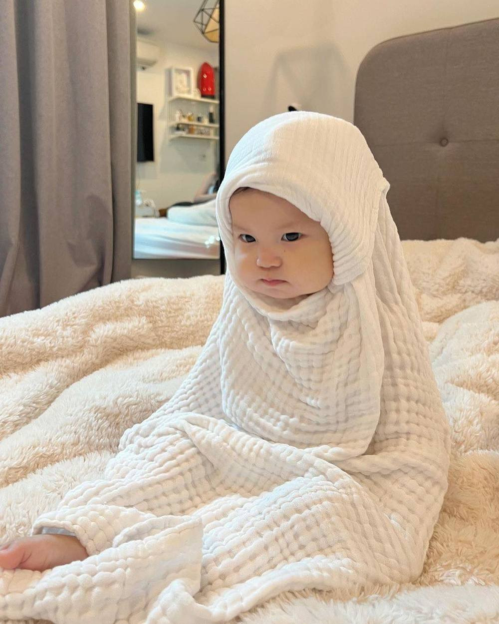 Bài viết đăng tải vào ngày 12/2, hình ảnh em bé Pam với một chiếc khăn quấn quanh người, để lộ gương mặt bầu bĩnh nhanh chóng "gây sốt" mạng xã hội.