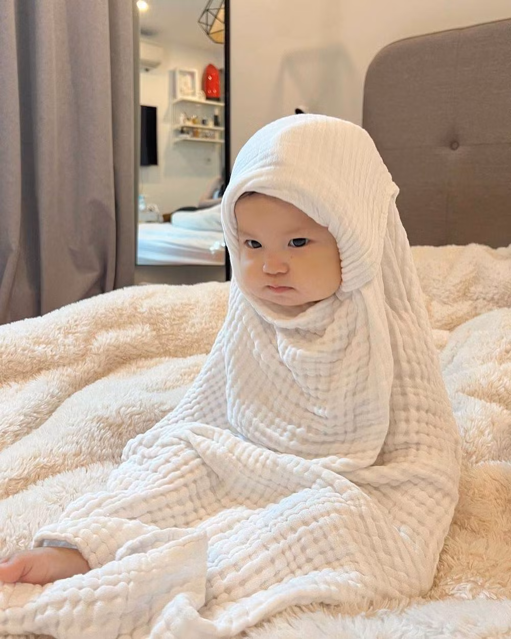 Bài viết đăng tải vào ngày 12/2, hình ảnh em bé Pam với một chiếc khăn quấn quanh người, để lộ gương mặt bầu bĩnh nhanh chóng "gây sốt" mạng xã hội.