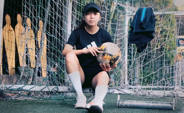 Ngay từ khi còn là học sinh lớp 5, nữ cầu thủ đã có sở thích với bóng đá và bộc lộ năng khiếu vượt trội, thậm chí còn được mệnh danh là "vua phá lưới" ở các giải đấu địa phương.