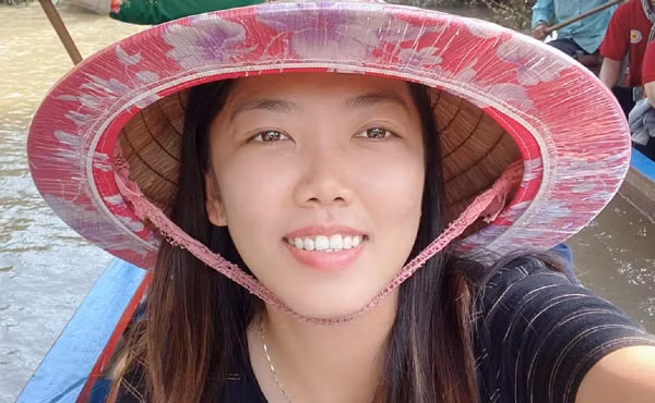 Trên sân cỏ “cháy hết mình” nhưng ngoài đời, Huỳnh Như gây ấn tượng với sự nữ tính, đáng yêu và chân thành.