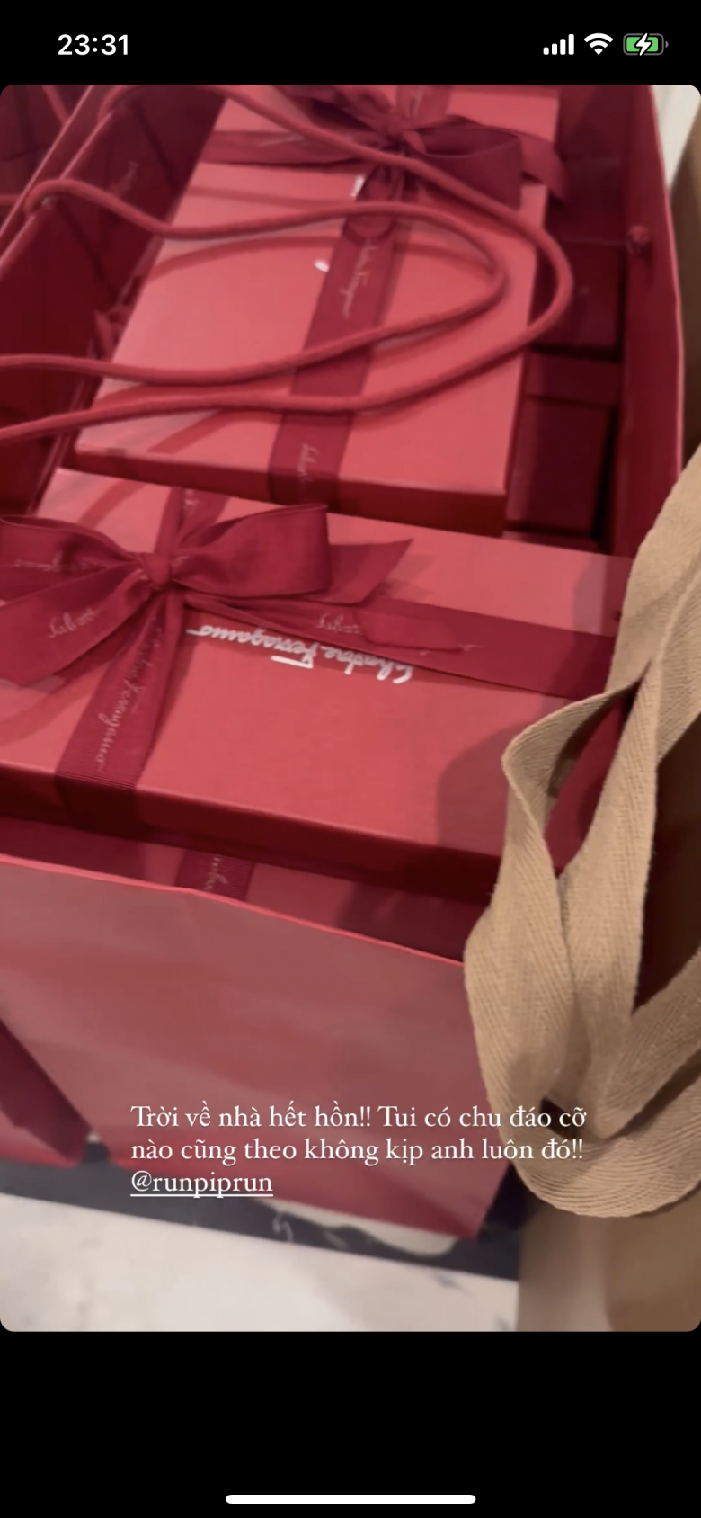 Trong đó ngoài trang sức, phụ kiện và trang phục của cô dâu chú rể còn có đồ và phụ kiện của các phụ rể và phụ dâu để diện thật hoàn mỹ trong lễ cưới.