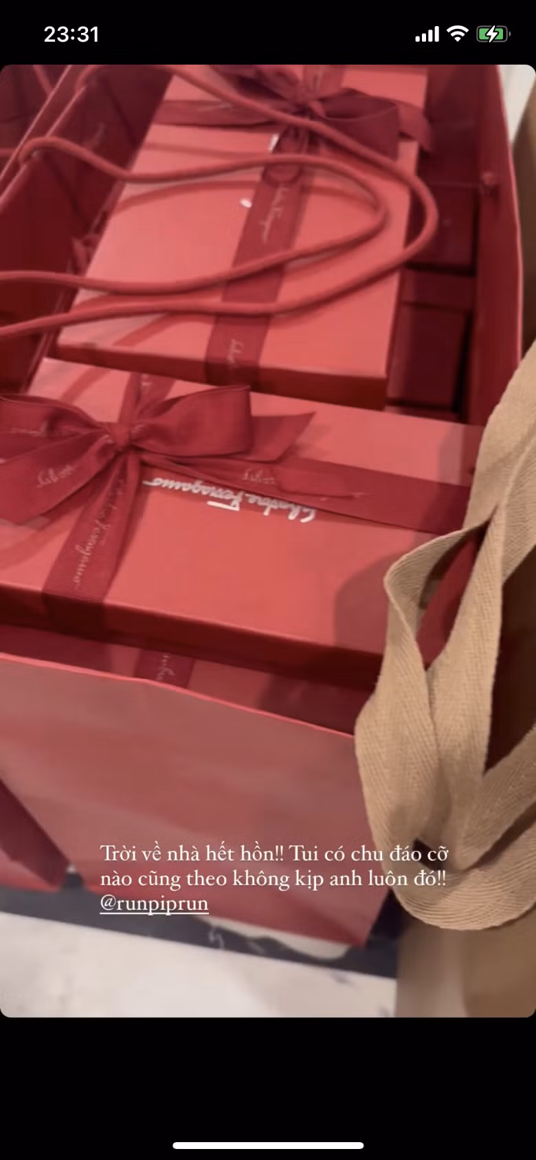 Trong đó ngoài trang sức, phụ kiện và trang phục của cô dâu chú rể còn có đồ và phụ kiện của các phụ rể và phụ dâu để diện thật hoàn mỹ trong lễ cưới.