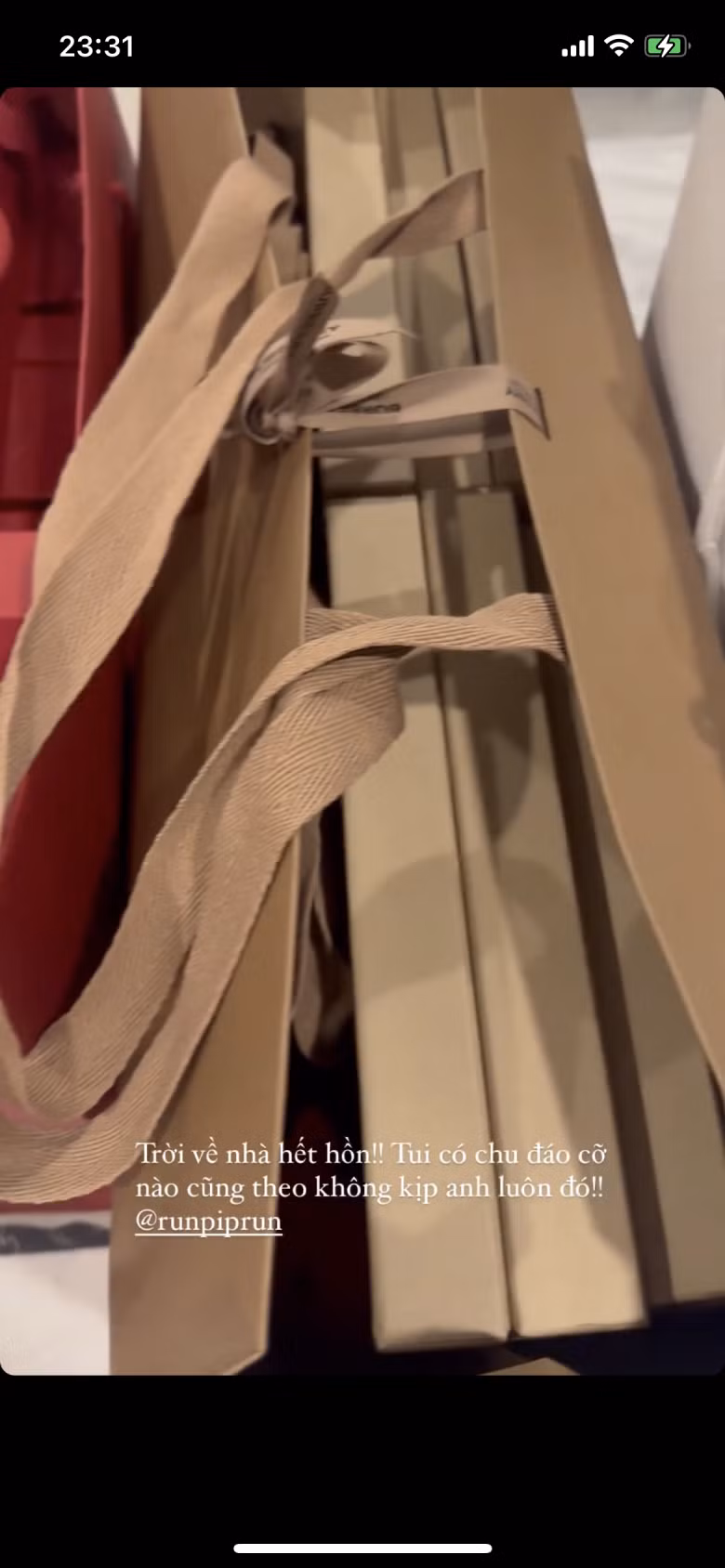 Những món hàng hiệu xa hoa này từ những nhà mốt hàng đầu như Cartier, Salvatore Ferragamo, Burberry…