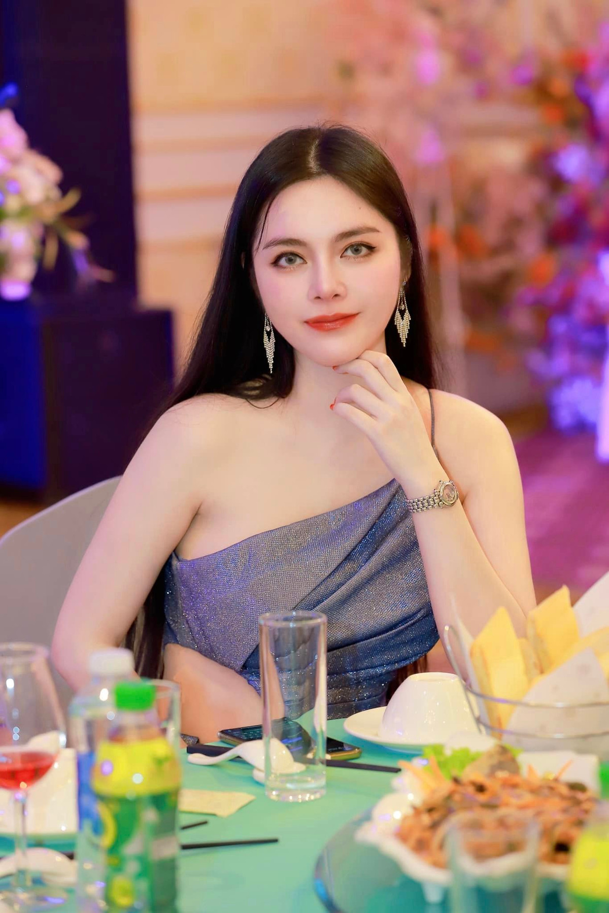 Từ gương mặt xinh đẹp, vóc dáng mảnh mai đến làn da trắng như bông bưởi của Cao Diệp Anh, tất cả đều khiến dân tình khó chê điểm nào.