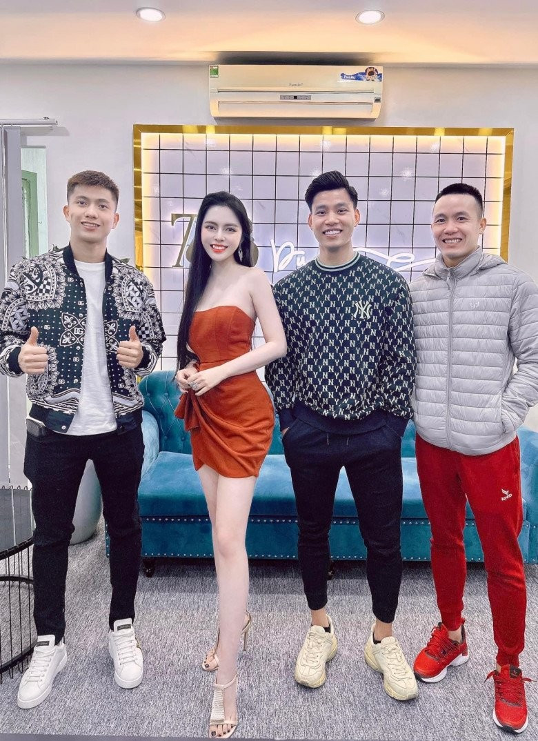 Mới đây nhất, gái xinh Cao Diệp Anh đã đăng tải khoảnh khắc chung khung hình cùng 3 chàng soái ca bóng đá Việt. Bức ảnh sau khi đăng tải đã nhận về hơn 1000 lượt yêu thích và hàng trăm bình luận của netizen.