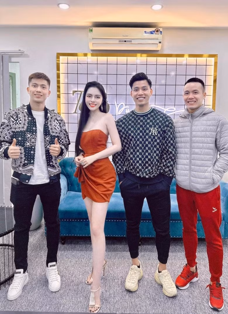 Mới đây nhất, gái xinh Cao Diệp Anh đã đăng tải khoảnh khắc chung khung hình cùng 3 chàng soái ca bóng đá Việt. Bức ảnh sau khi đăng tải đã nhận về hơn 1000 lượt yêu thích và hàng trăm bình luận của netizen.
