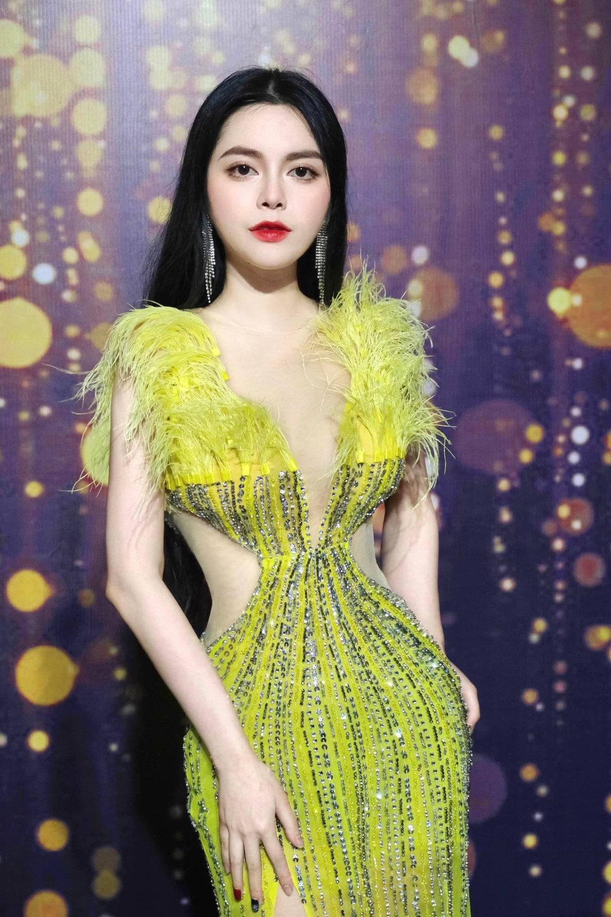 Cao Diệp Anh sở hữu hình thể khá sáng, cô cao 1m72 cùng số đo 3 vòng 92 - 55 - 92 cm.