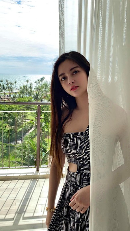 Cao Diệp Anh cũng từng nổi đình đám với biệt danh "nàng Eva Tuyên Quang" sau bộ ảnh hóa thân thành nàng Eva chụp ảnh giữa núi rừng.