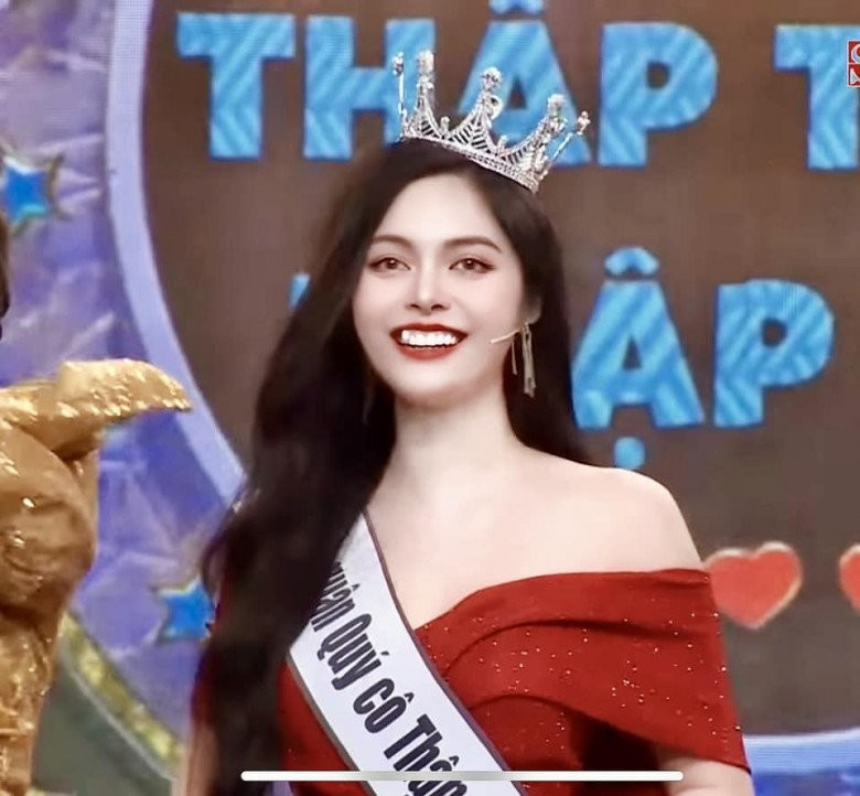 Phần đông các ý kiến đều hết lời khen ngợi sắc vóc của cô nàng cũng như bày tỏ sự ghen tị khi cô nàng có màn hội ngộ cùng 3 chân sút đình đám.