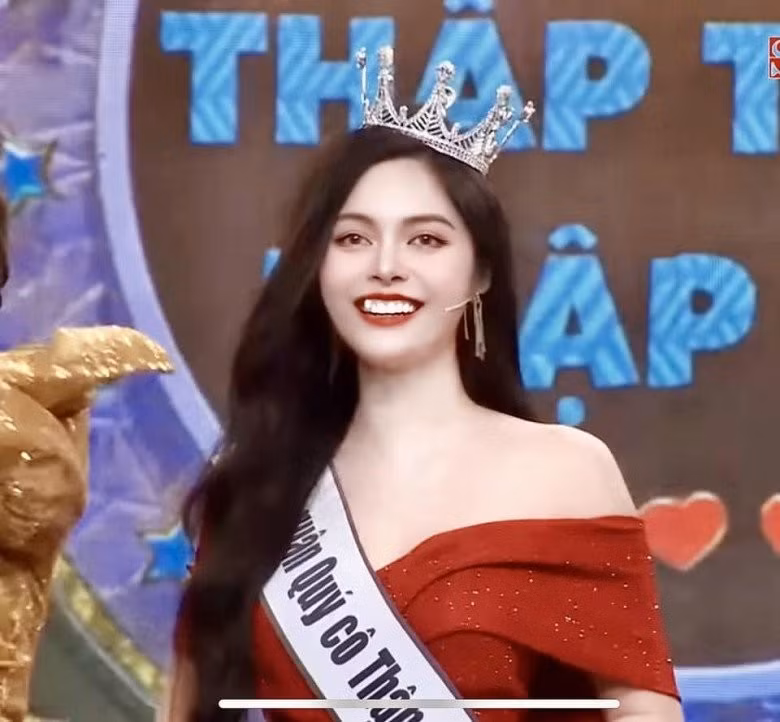 Phần đông các ý kiến đều hết lời khen ngợi sắc vóc của cô nàng cũng như bày tỏ sự ghen tị khi cô nàng có màn hội ngộ cùng 3 chân sút đình đám.