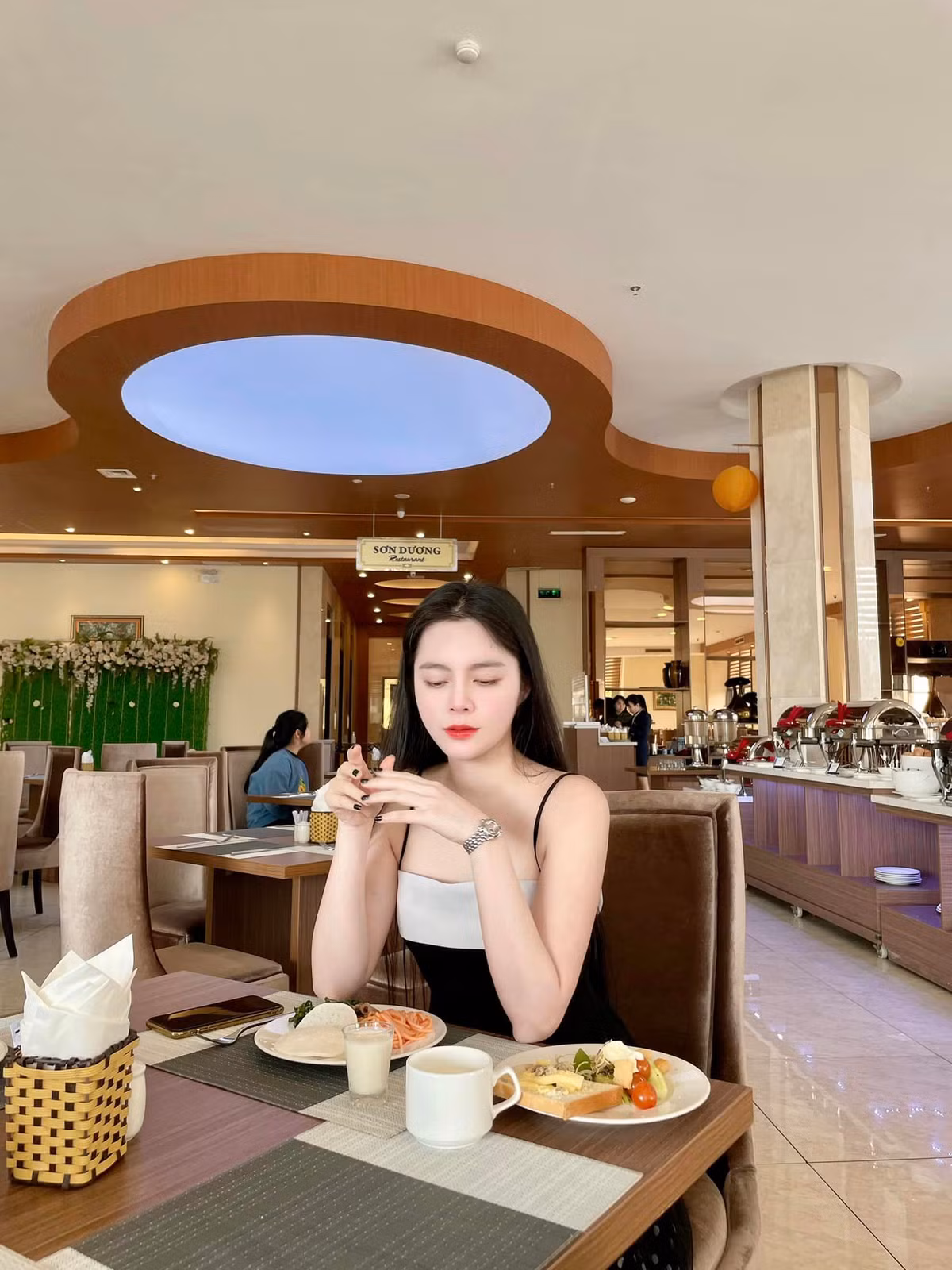 Người đẹp Tuyên Quang hoàn toàn nổi bật trong bức ảnh chụp cùng các nam cầu thủ.