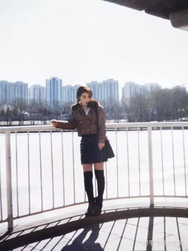 Sau trào lưu này mới biết, thời xưa vẫn chưa có công nghệ chỉnh sửa ảnh, make-up chưa quá phát triển thì bố mẹ chúng ta xinh đẹp và sành điệu như thế nào.