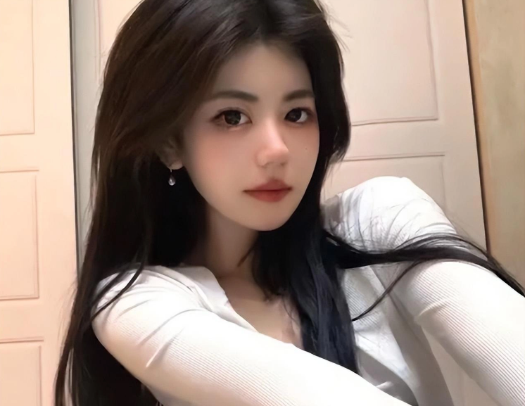 Có phụ huynh cực phẩm như vậy, nhan sắc của cô con gái hiện tại cũng khiến nhiều người tò mò.