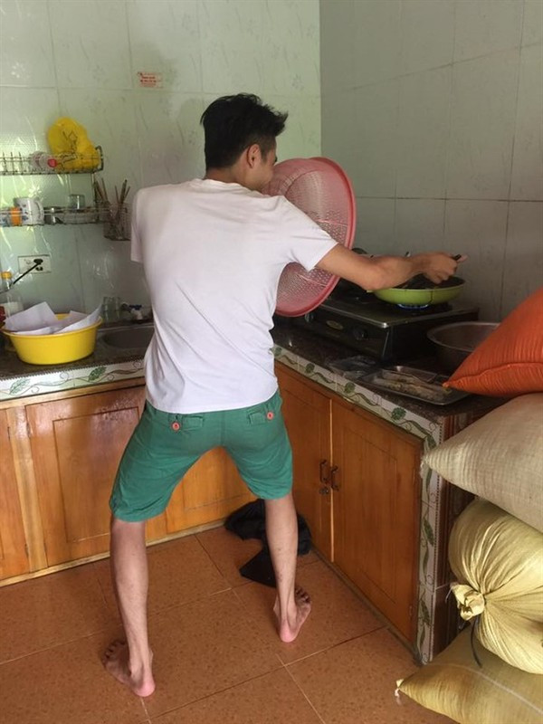 Hình ảnh luôn tay luôn chân, tất bật chuẩn bị nấu nướng của những người đàn ông đã khiến CĐM không khỏi thích thú và đồng tình.