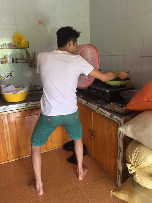 Hình ảnh luôn tay luôn chân, tất bật chuẩn bị nấu nướng của những người đàn ông đã khiến CĐM không khỏi thích thú và đồng tình.