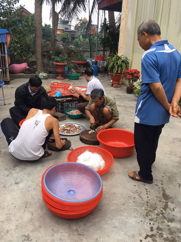 Các đấng mày râu của một xóm đã vào bếp nấu nướng tất tần tật để tổ chức ngày Quốc tế Phụ nữ 8/3 cho các quý bà.