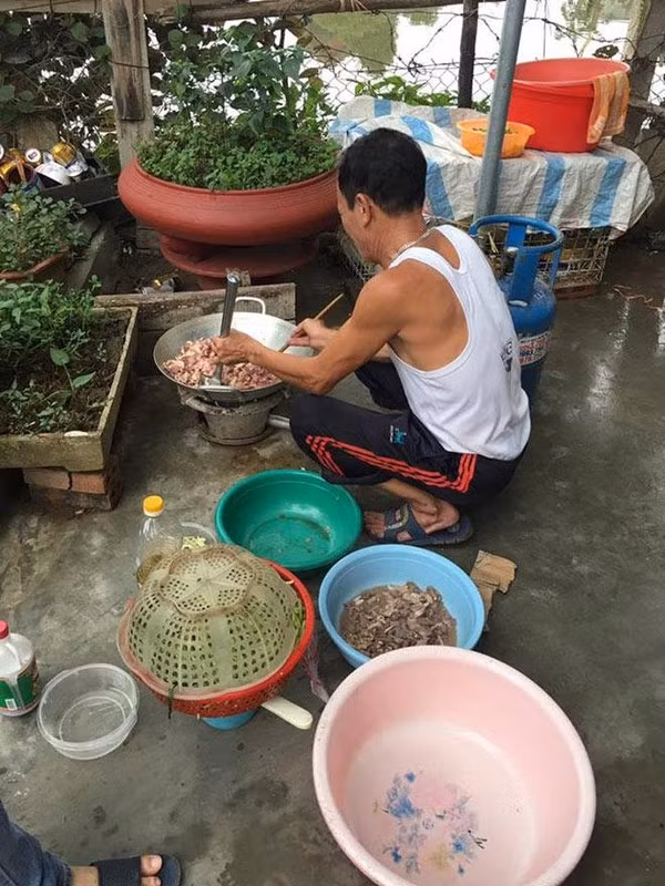 Không chỉ là cố gắng về sớm thay vợ bếp núc, trông con, mà cánh đàn ông còn sẵn sàng đứng ra lo từ A tới Z cho một bữa ăn thịnh soạn ngày 8/3.