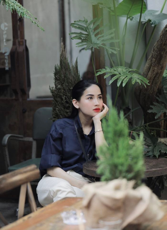 Hà Linh cho biết về cuộc sống thời bé cùng mẹ của mình, lúc đó cô và mẹ sống trong một “căn nhà cấp 4 dột nát trong ngõ sâu, cứ mỗi khi mưa to lại lụt đến ngang đùi”. Chính vì hoàn cảnh gia đình, tuổi thơ của Hà Linh trải qua không mấy vui vẻ, thậm chí còn thường xuyên phải sống trong cảnh thiếu thốn.