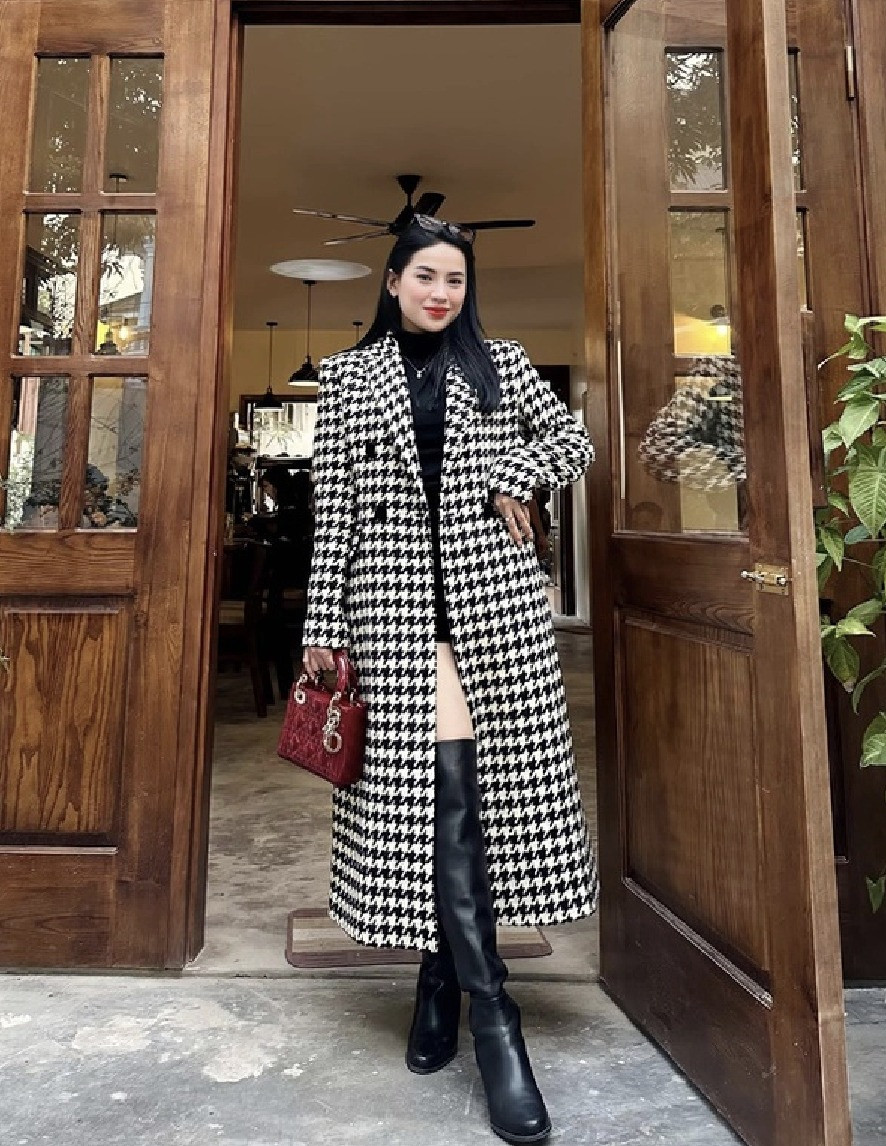 Khi trưởng thành công việc đầu tiên của cô là nhân viên bán bảo hiểm lương 2-2,5 triệu đồng/tháng. Sau đó Hà Linh "đá chéo" sang bán quần áo nhưng không may phải gánh thêm khoản nợ khổng lồ.